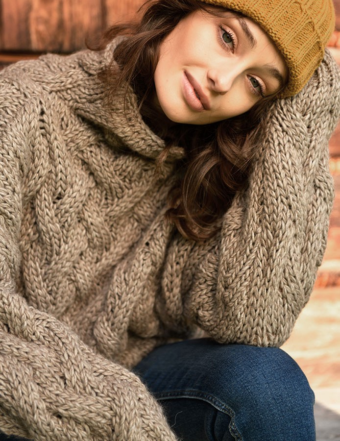 Sweter damski brązowy Slow z warkoczowym splotem